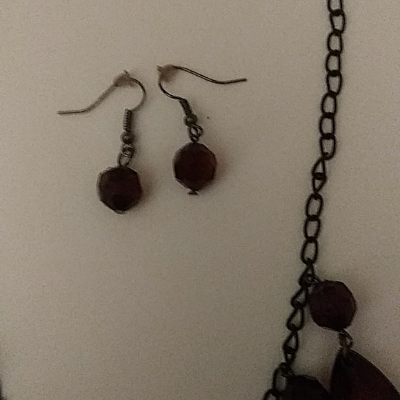 J24 New Burgundy Necklace and Earrings set - Picture 3 of 4